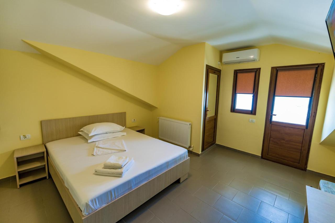 Micul Golf Hotel Două Mai Екстериор снимка
